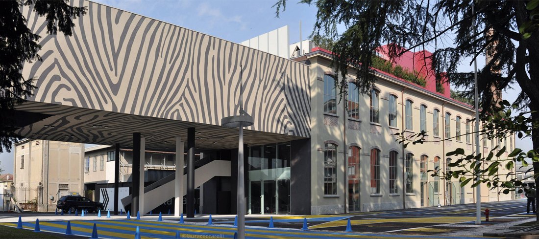 L'ex cotonificio del Bì a Cormano, con la pensilina a righe, la piazza colorata e la ciminiera