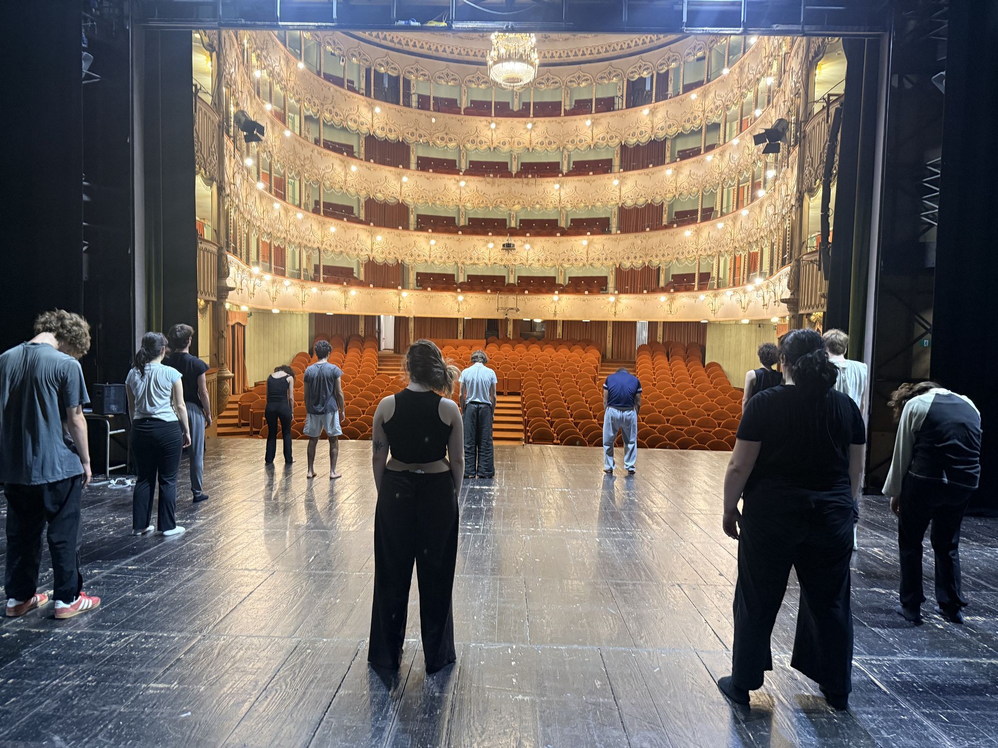 Esercizi sul palcoscenico del Teatro Goldoni di Venezia, con la sala dorata sullo sfondo