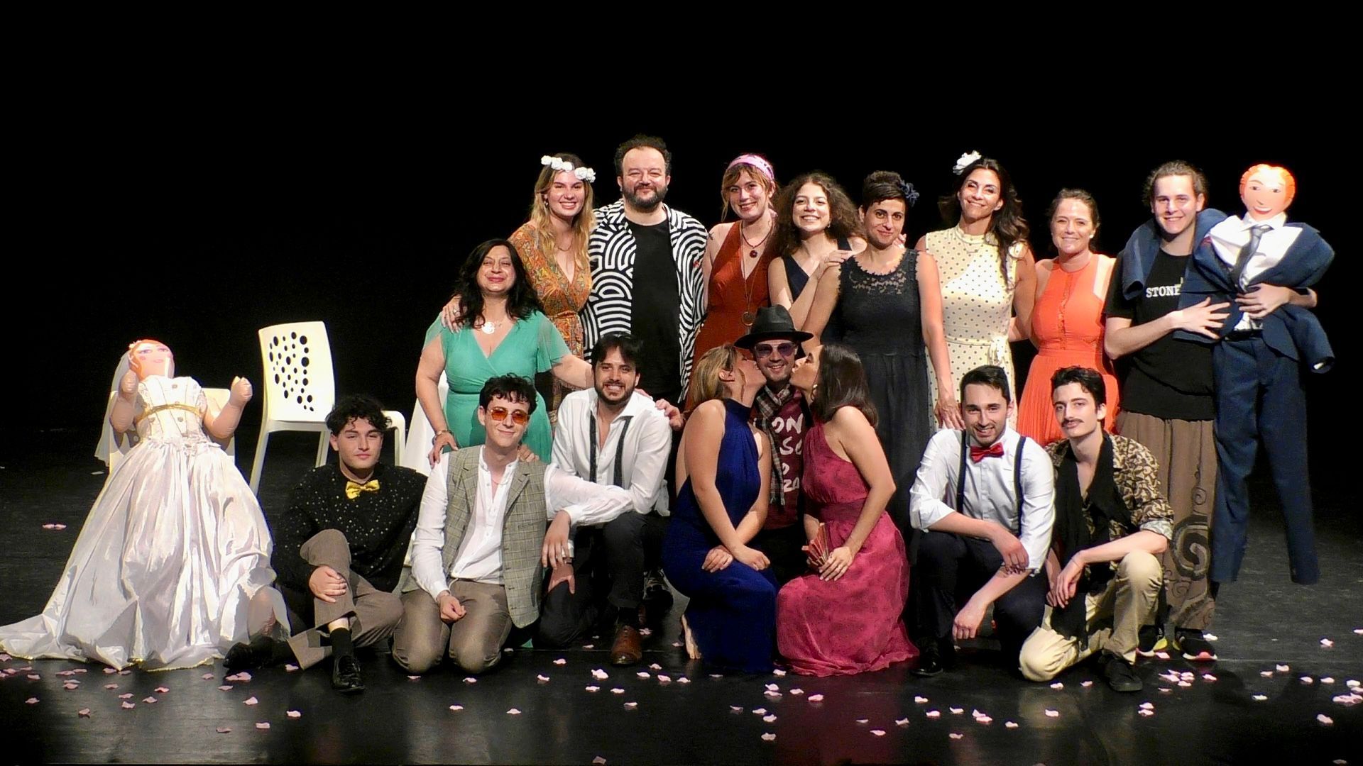 Molti allievi del Centro Artistico MAT riuniti sul palco
