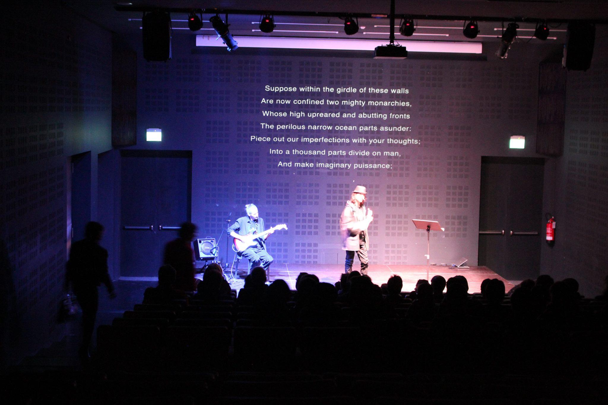 David Remondini in scena, a braccia aperte