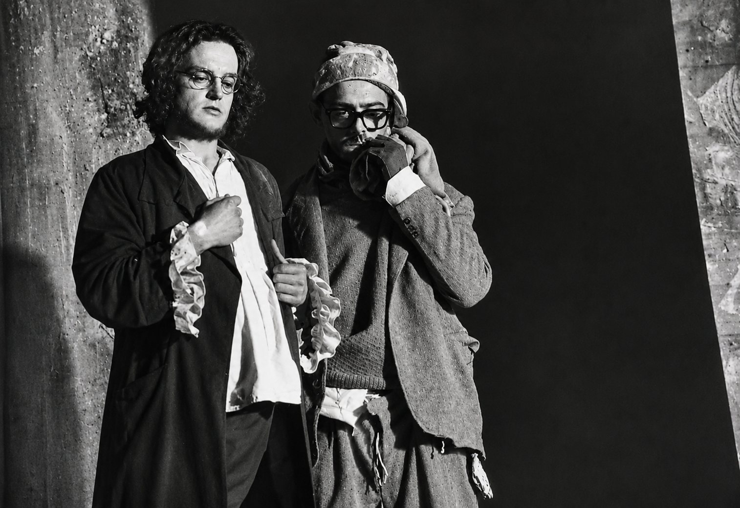 Due attori in parrucca e costume, in bianco e nero, in Il matrimonio per forza